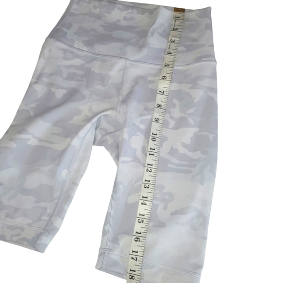 🔥LULULEMON Wunder Under Lavender/ White Camo High Rise 10"  Shorts Women's SZ 4 - Picture 12 of 13